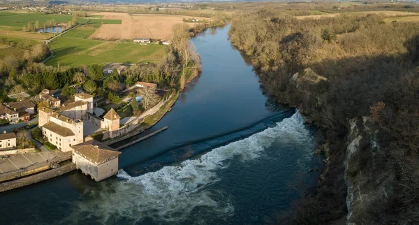 LOT-ET-GARONNE QUERCY, LUSTRAC, AERIEEL ZICH VAN DE MOULIN FORTRESS VAN DE LUSTRAC OP HET EDGE VAN DE LOT — Stockfoto