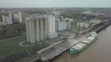 Bir kargo gemisindeki mısır yükleme operasyonunun havadan görüntüsü