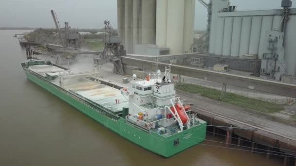 Zicht vanuit de lucht op het laden van maïs in een vrachtschip — Stockvideo