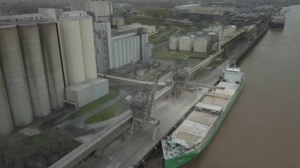 Vue aérienne d'une opération de chargement de maïs sur un cargo — Video