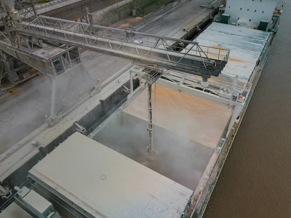 Вид с воздуха на операцию по погрузке кукурузы в грузовом судне — стоковое фото