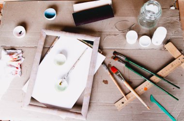 Sanatçının çalışma yeri: fırçalar, boyalar, resim çerçevesi, palet