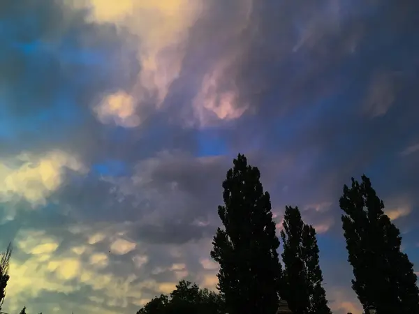 Nubes Sobre Ciudad Están Pintadas Diferentes Colores Por Los Rayos —  Fotos de Stock