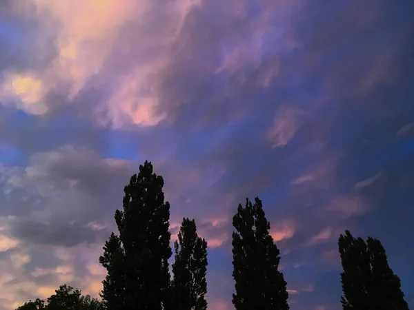 Nubes Sobre Ciudad Están Pintadas Diferentes Colores Por Los Rayos —  Fotos de Stock