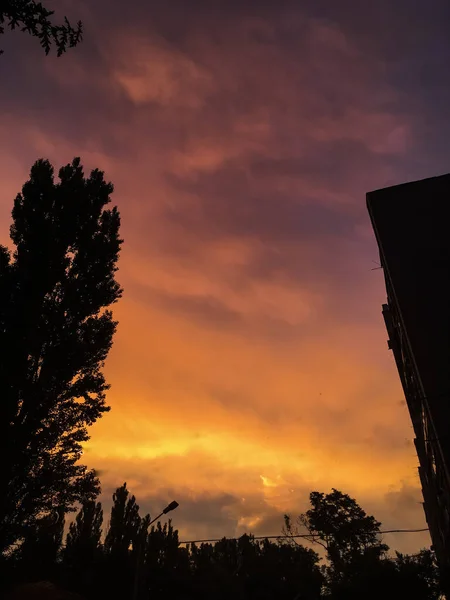 Облака Над Городом Окрашены Разные Цвета Солнечными Лучами — стоковое фото