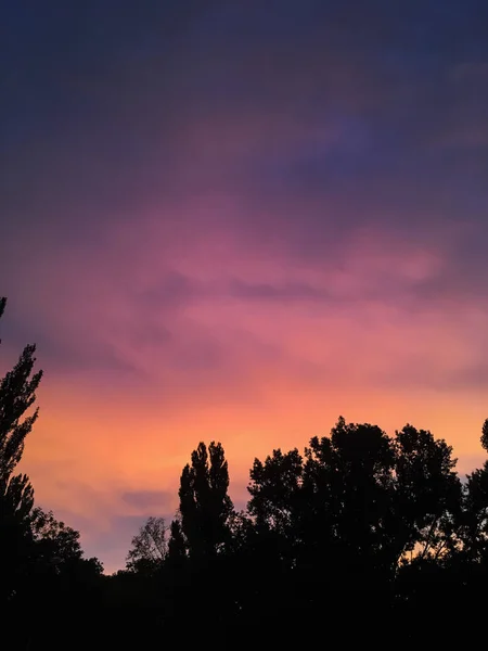 Nubes Sobre Ciudad Están Pintadas Diferentes Colores Por Los Rayos —  Fotos de Stock