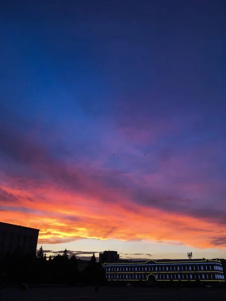 城市上空的低云 用蓝色 粉色和橙色的夕阳余晖描画 — 图库照片