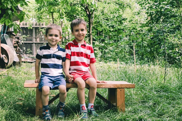 Dos Niños Pequeños Hermanos Camisas Polo Rayas Paran Tomados Mano —  Fotos de Stock
