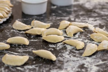 Çiğ mantı veya varenik, geleneksel Rus ve Ukrayna yemekleri,