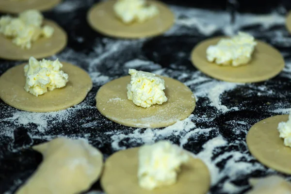 Rohe Knödel oder Vareniks, traditionelle russische und ukrainische Küche, — Stockfoto