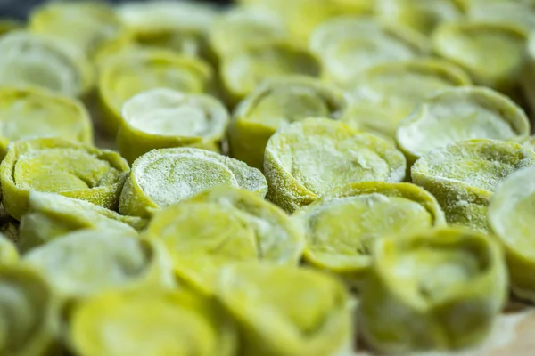 Сирі зелені пельмені або вареники, з зеленим тістом — стокове фото