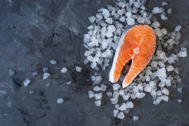 Buzlu taze somon filetosu.. 