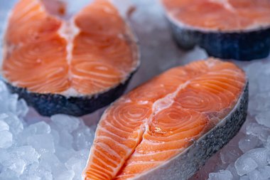 Buzlu çiğ somon filetosu.. 