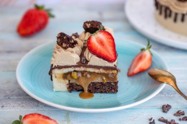 Hindistan cevizi sütü ve Hindistan cevizi kremalı vejetaryen pastası.