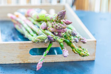 Tahta kutuda taze yeşil kuşkonmaz. 