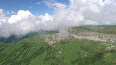 Dağın yakınındaki vadide süzülen hava manzaralı bulutlar
