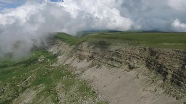 Aerial Drone Vista Imágenes Nubes Niebla Cerca Montaña — Vídeo de stock