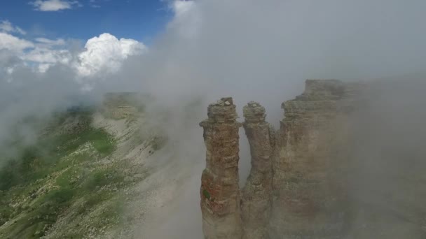 Luftdrohne Filmaufnahmen Wolken Nebel Steigen Auf Einem Bergplateau Auf Stockvideo