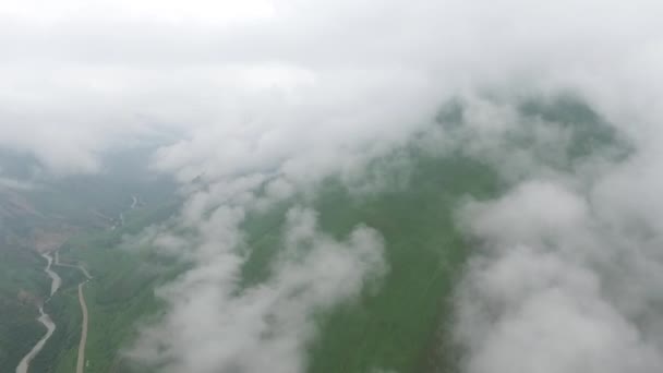 谷の空中パノラマビューの雲 — ストック動画