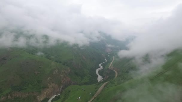 山の川の空中映像雲 — ストック動画