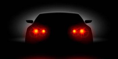 Karanlık arka görünümünde parlayan araba farlar