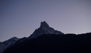 Karla kaplı dağları olan güzel ve şaşırtıcı bir manzara..