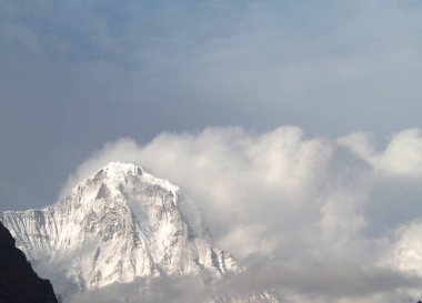Karla kaplı dağları olan güzel ve şaşırtıcı bir manzara..
