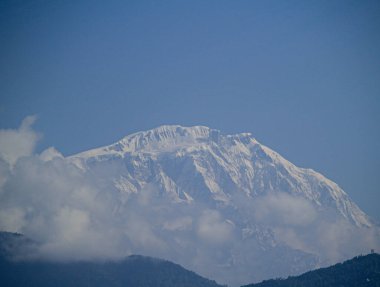 Dağ manzarası manzarası. Parlak mavi gökyüzüne karşı karla kaplı görkemli dağ zirveleri.