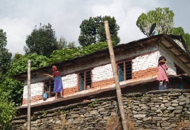 Nepal 'in dağlık vadisindeki güzel tepe ve küçük köy