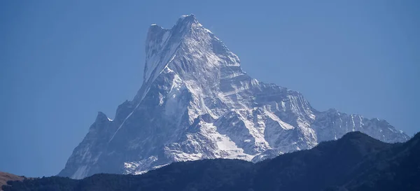 Increíble vista de la montaña de la región del Everest sobre una montaña — Foto de Stock