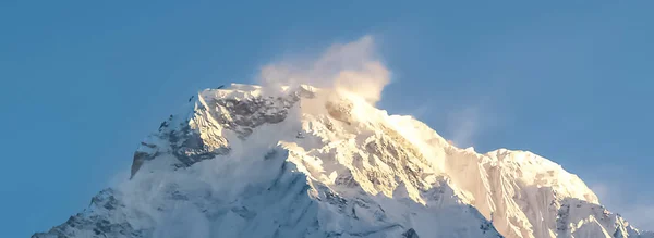 Hermosa naturaleza. Paisaje de hadas. Vista aérea de las montañas del Himalaya de Nepal . — Foto de Stock