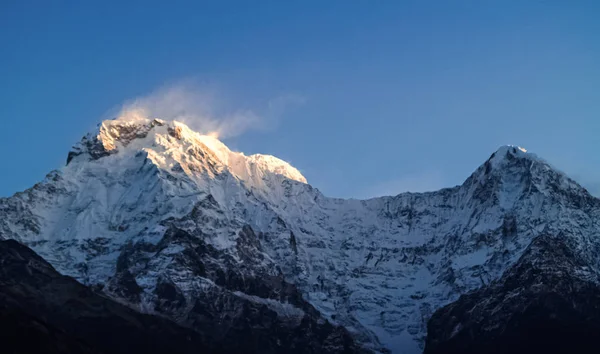 Paisaje de montaña. Majestuosos picos montañosos cubiertos de nieve contra un cielo azul brillante . —  Fotos de Stock