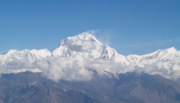 Panorama incrível outono com montanhas cobertas de neve e floresta contra o fundo do céu azul e nuvens. Monte Everest, Nepal . — Fotografia de Stock