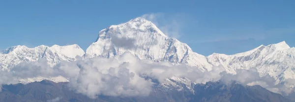 Vackert och fantastiskt landskap med snötäckta berg. — Stockfoto