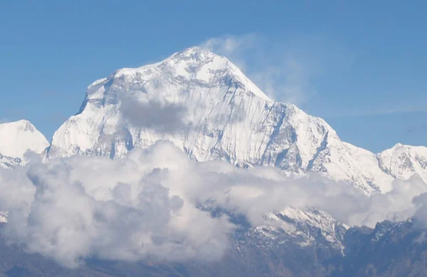 Utsikt över bergslandskapet. Majestätiska bergstoppar täckta med snö mot en klarblå himmel. — Stockfoto