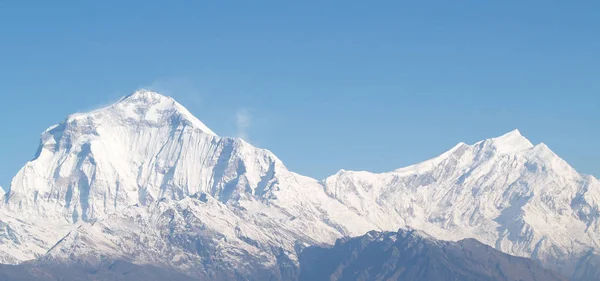 Karla kaplı dağları olan güzel ve şaşırtıcı bir manzara..