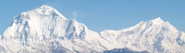 Superbe panorama automnal avec des montagnes couvertes de neige et de forêt sur fond de ciel bleu et de nuages. Mont Everest, Népal . — Photo