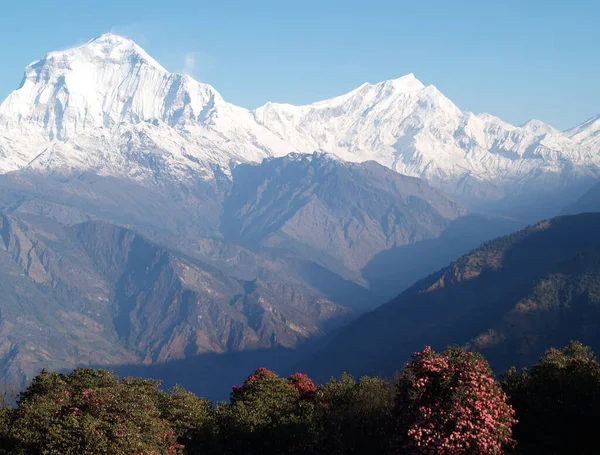 Vacker natur. Älvlandskapet. Flygfoto över Himalaya bergen i Nepal. — Stockfoto