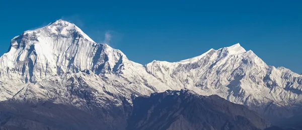 Wunderschöne und atemberaubende Landschaft mit schneebedeckten Bergen. — Stockfoto