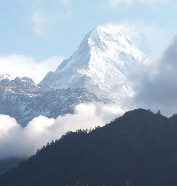 Hermosa naturaleza. Paisaje de hadas. Vista aérea de las montañas del Himalaya de Nepal . —  Fotos de Stock