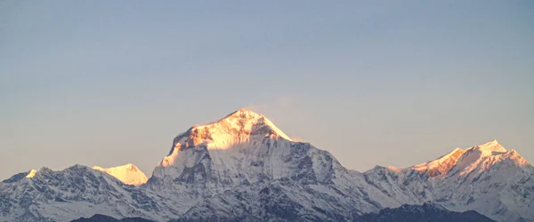 Nádherná příroda. Pohádková scenérie. Letecký pohled na himálajské hory Nepálu. — Stock fotografie