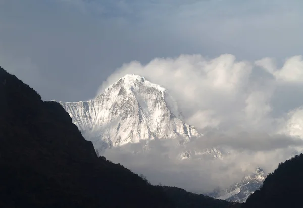 Montaña Manaslu con picos nevados en las nubes en el soleado día brillante en Nepal . —  Fotos de Stock