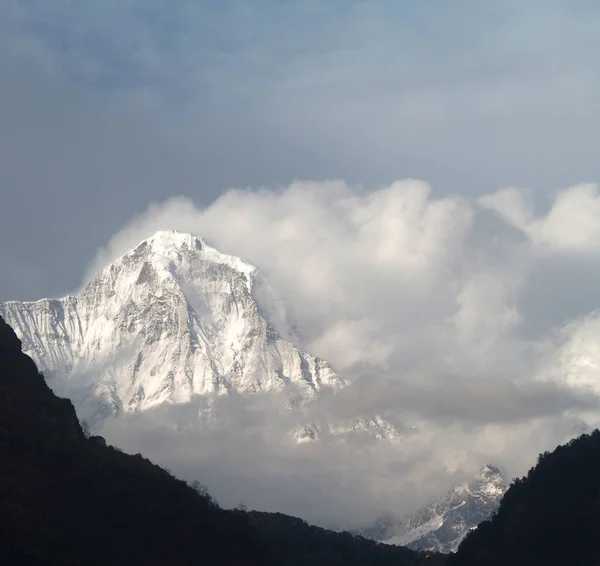 Montaña Manaslu con picos nevados en las nubes en el soleado día brillante en Nepal . —  Fotos de Stock