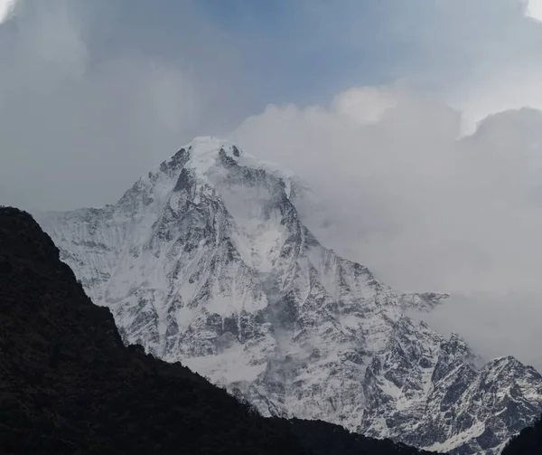 Increíble panorama otoñal con montañas cubiertas de nieve y bosque sobre el fondo del cielo azul y las nubes. Monte Everest, Nepal . —  Fotos de Stock