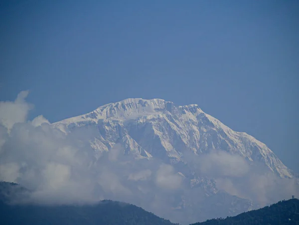 Hegyi táj panoráma. Fenséges hegycsúcsok hótakaró ellen fényes kék ég. — Stock Fotó