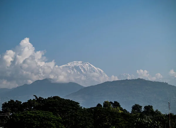 山の風景パノラマ。真っ青な空に雪に覆われた雄大な山の峰. — ストック写真