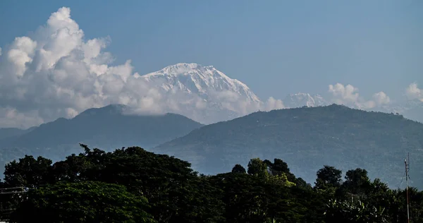 Increíble panorama otoñal con montañas cubiertas de nieve y bosque sobre el fondo del cielo azul y las nubes. Monte Everest, Nepal . — Foto de Stock