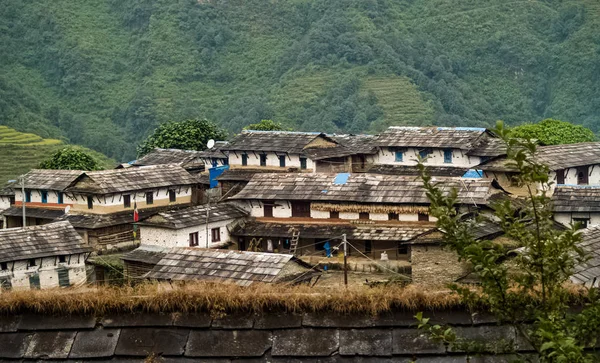 Hermosa colina y pequeño pueblo en el valle de la montaña de Nepal — Foto de Stock