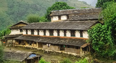 Nepal 'in dağlık vadisindeki güzel tepe ve küçük köy