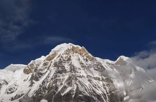 山水全景。 雄伟的山峰被白雪覆盖，映衬着明亮的蓝天. — 图库照片